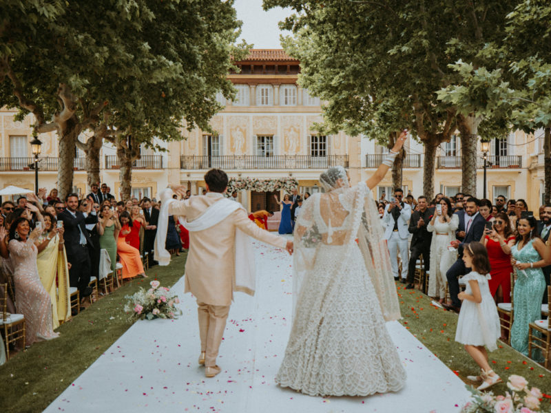 Pareja de novios abrazados durante el atardecer en Finca Mas Soler, Barcelona.