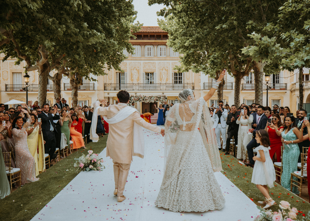 Pareja de novios abrazados durante el atardecer en Finca Mas Soler, Barcelona.